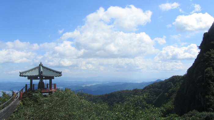 아름다운 전망대 풍경과 초록 숲 기운...